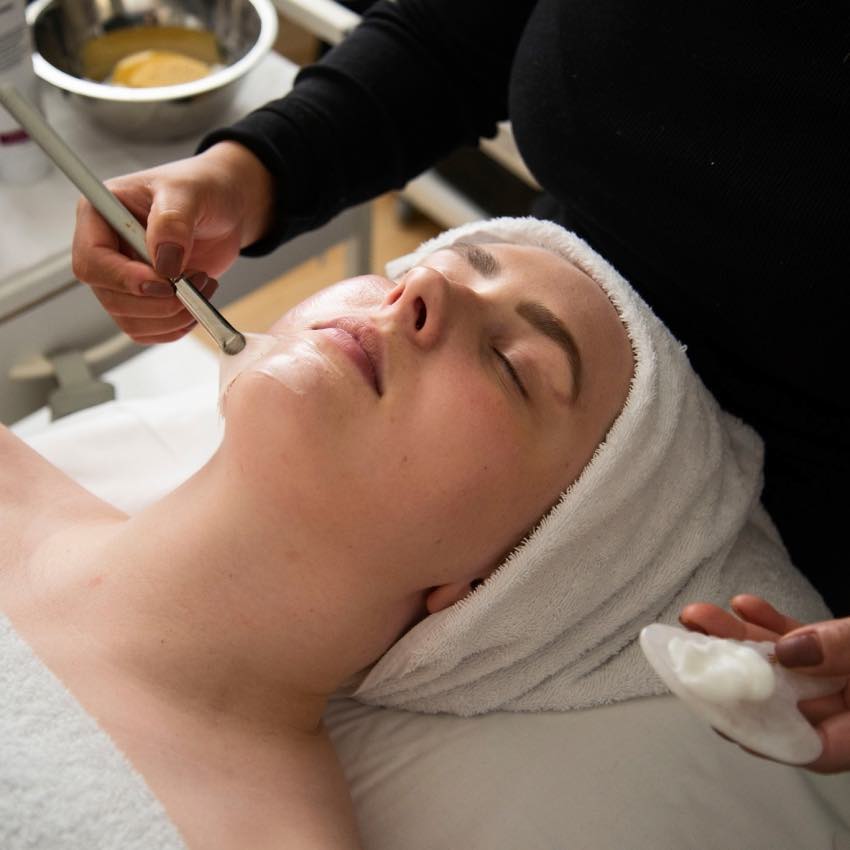 Årstidens ansigtsbehandling hos Helle Thorup Årstidens ansigtsbehandling hos Helle Thorup