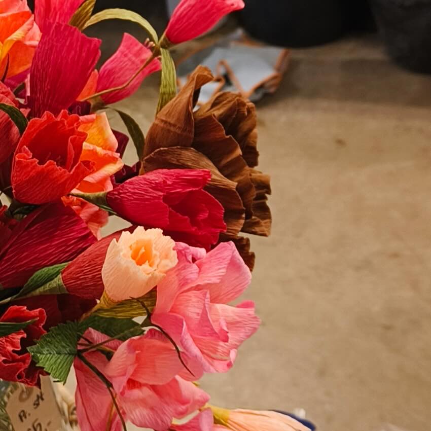 Crepepapir blomster workshop hos Tinnetgaard