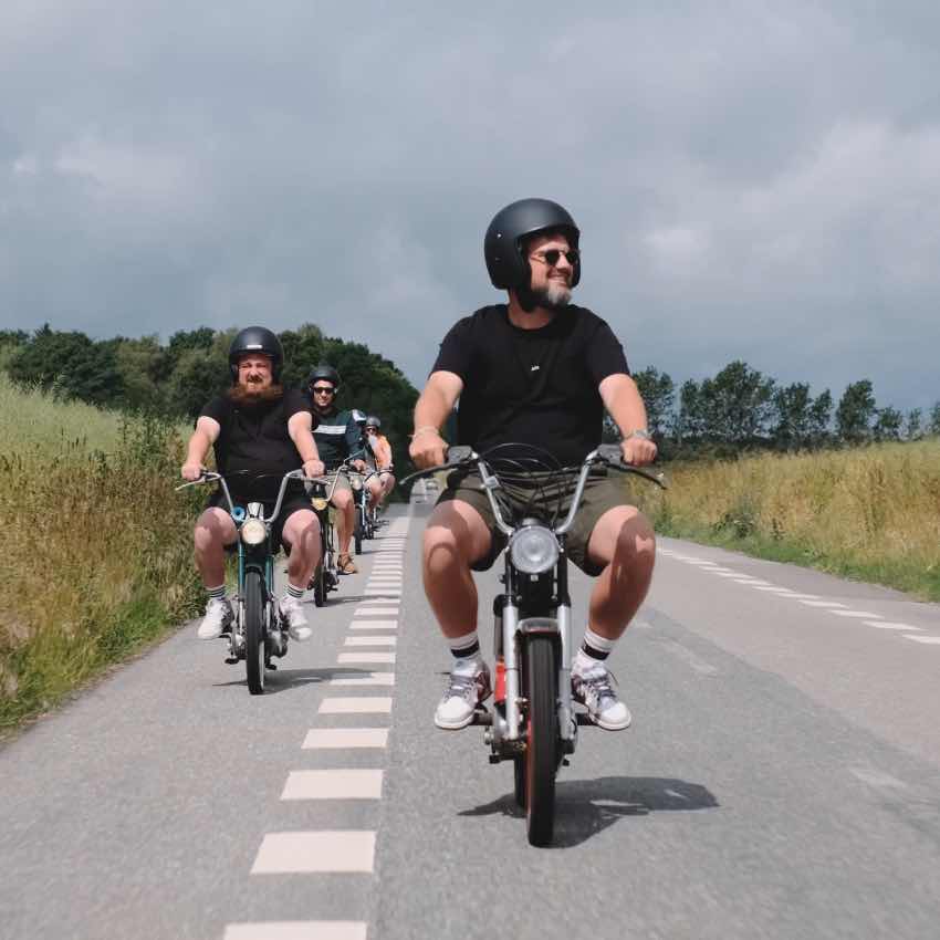 Kør veteranknallert ved Isefjord med Puchtours