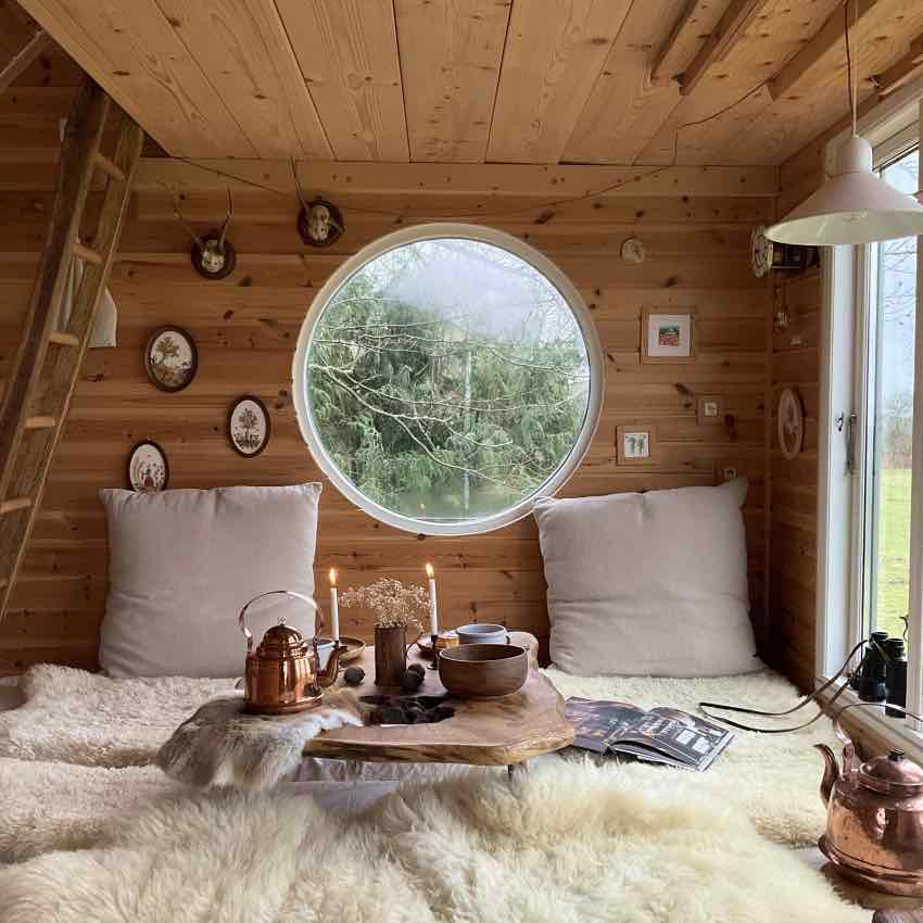 Vinterhygge i eventyrlig trætophytte hos Slower Place