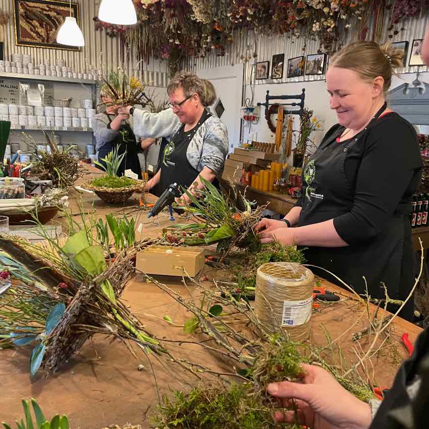 Workshop med svævende blomsterkrans eller blomstersky