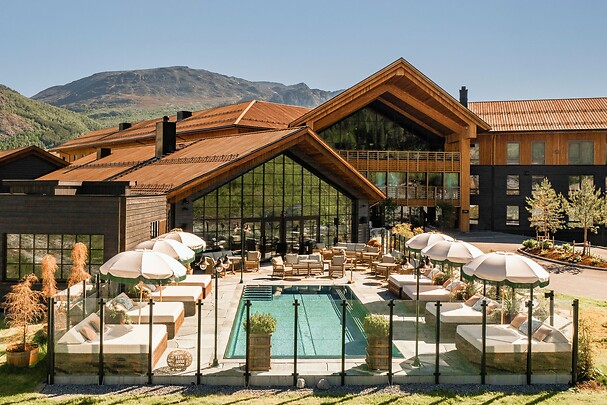 Go Dream POOL CLUB & DINE FOR 2 HOS FÝRI RESORT- Oplevelsesgaver