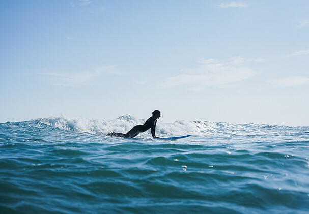 Go Dream SURFLEKTION FOR 1 HOS COLD HAWAII SURF CAMP- Oplevelsesgaver ADVENTURE